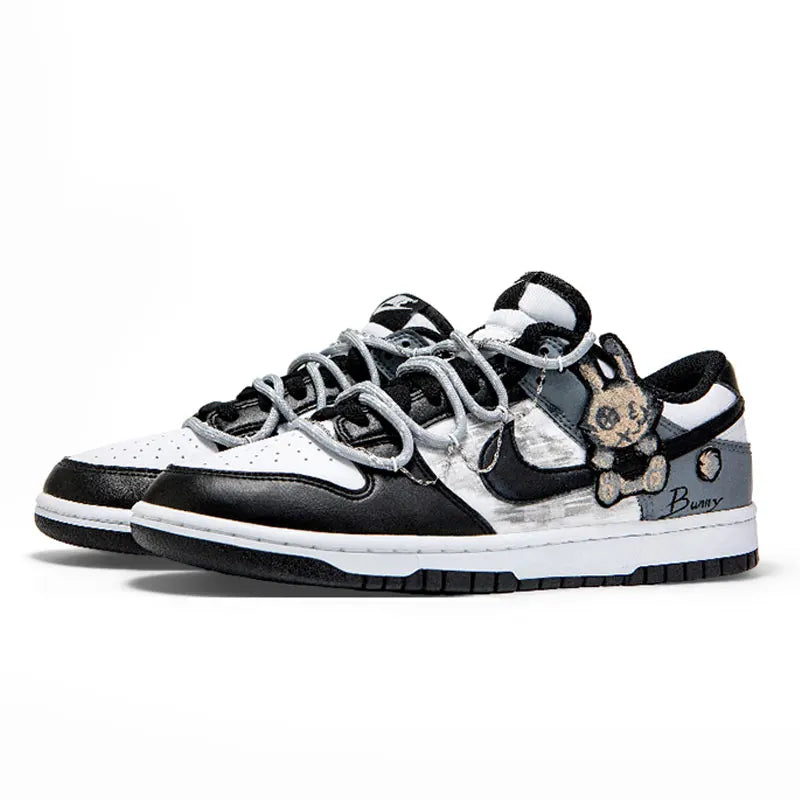 Sneakers Nike Dunk Custom « Panda » Déconstruit Graffiti Patch Lapin – Femme