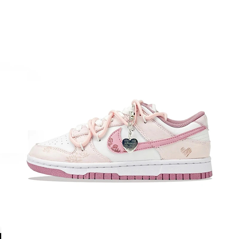 Sneakers Nike Dunk Low Custom « Honey Rose » Peintes à la Main – Cœur Fashion Femme
