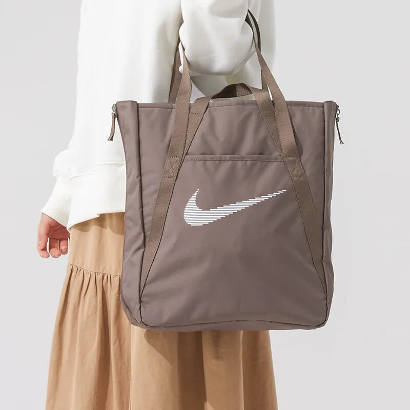 Sac Nike GYM TOTE – Grand Cabas Sport & Entraînement Polyester | DR7217-010