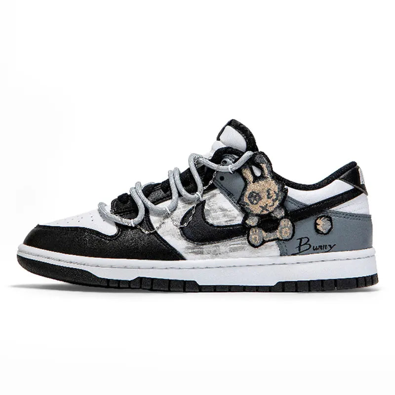 Sneakers Nike Dunk Custom « Panda » Déconstruit Graffiti Patch Lapin – Femme