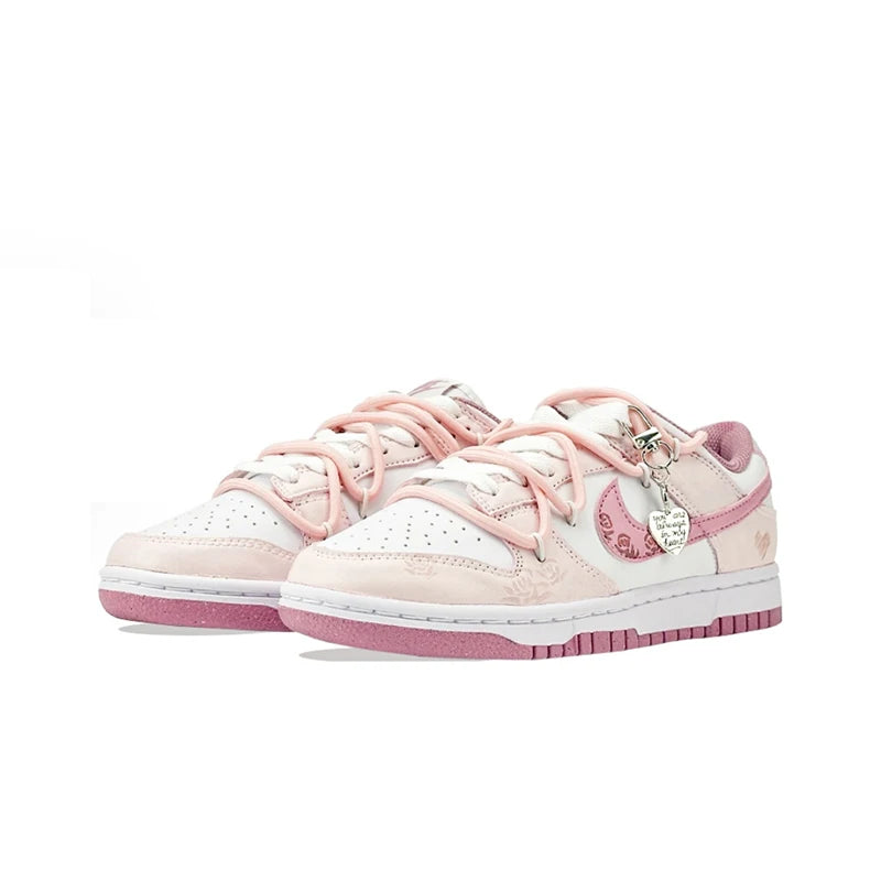 Sneakers Nike Dunk Low Custom « Honey Rose » Peintes à la Main – Cœur Fashion Femme