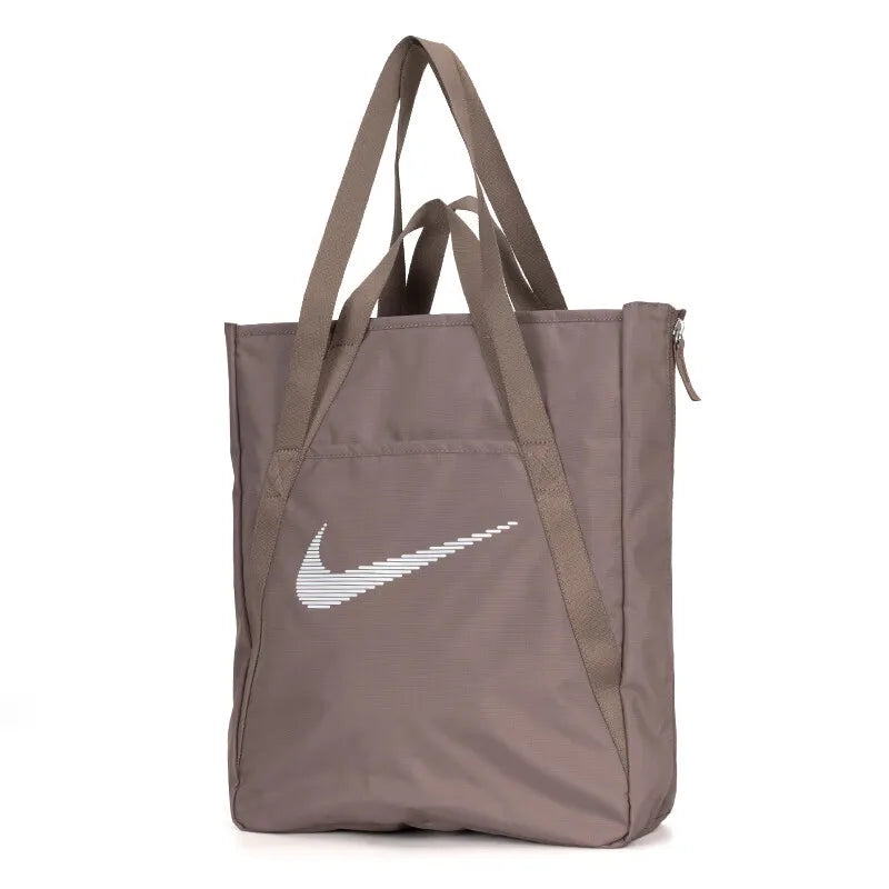Sac Nike GYM TOTE – Grand Cabas Sport & Entraînement Polyester | DR7217-010