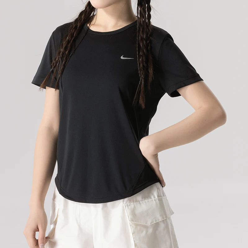 T-shirt Femme Nike – Col Rond, Séchage Rapide, Running & Fitness, Respirant